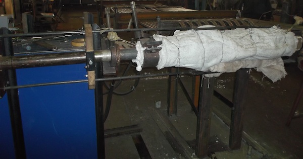 Коллектор ширмового пароперегревателя в момент термической обработки установкой